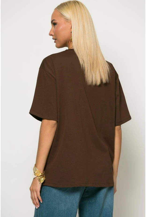 Oversized t-shirt με λεπτομέρεια στον λαιμό και patch look καφέ-εκρο΄ύ