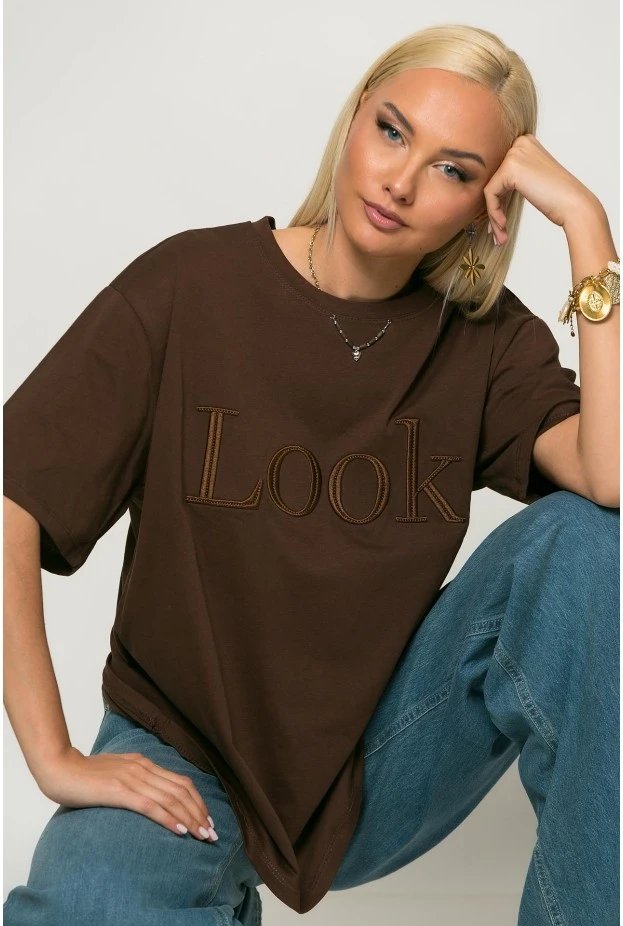 Oversized t-shirt με λεπτομέρεια στον λαιμό και patch look καφέ