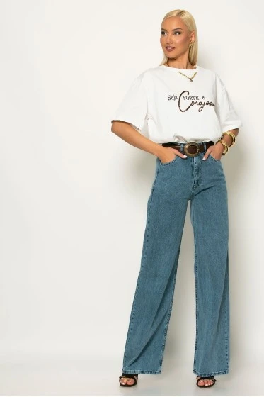 Oversized t-shirt με λεπτομέρεια αλυσίδα στην λαιμόκοψη και patch seja forte λευκό