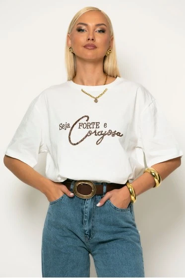 Oversized t-shirt με λεπτομέρεια αλυσίδα στην λαιμόκοψη και patch seja forte λευκό