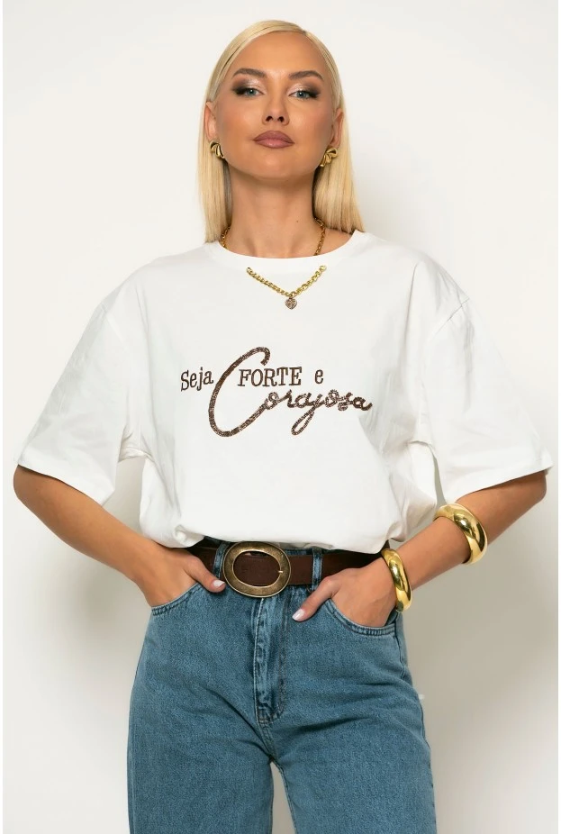 Oversized t-shirt με λεπτομέρεια αλυσίδα στην λαιμόκοψη και patch seja forte λευκό