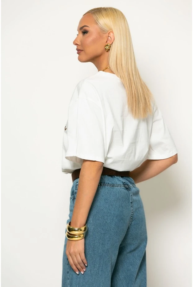 Oversized t-shirt με λεπτομέρεια αλυσίδα στην λαιμόκοψη και patch seja forte λευκό