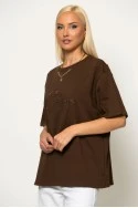 Oversized t-shirt με λεπτομέρεια αλυσίδα στην λαιμόκοψη και patch seja forte καφέ