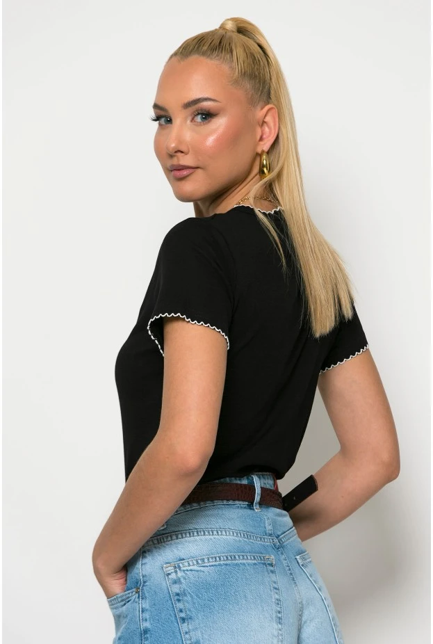 T-shirt με κεντητή λεπτομέρεια love μαύρο