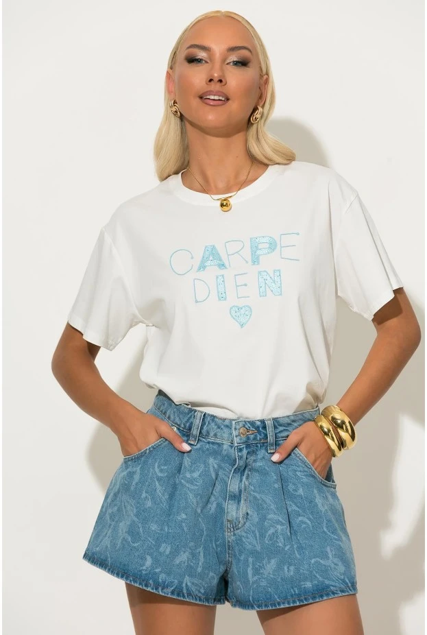 T-shirt με patch carpe diem λευκό-σιέλ