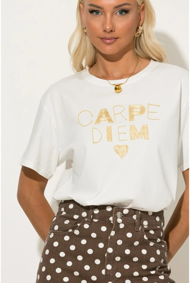 T-shirt με patch carpe diem λευκό-χρυσό