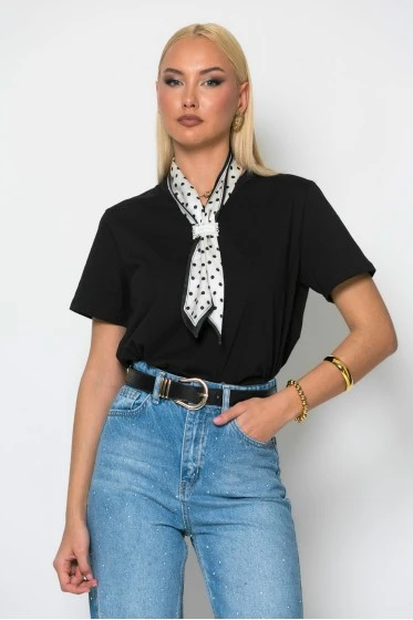 T-shirt κοντομάνικο με  v και πουά μαντήλι λευκό