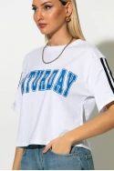 Cropped T-shirt με στάμπα saturday και ρίγες στα μανίκια λευκό