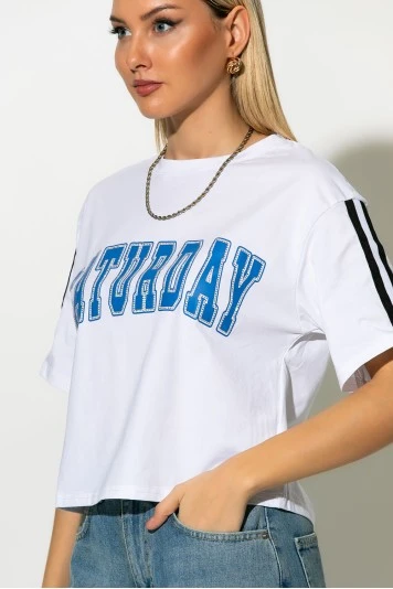Cropped T-shirt με στάμπα saturday και ρίγες στα μανίκια λευκό
