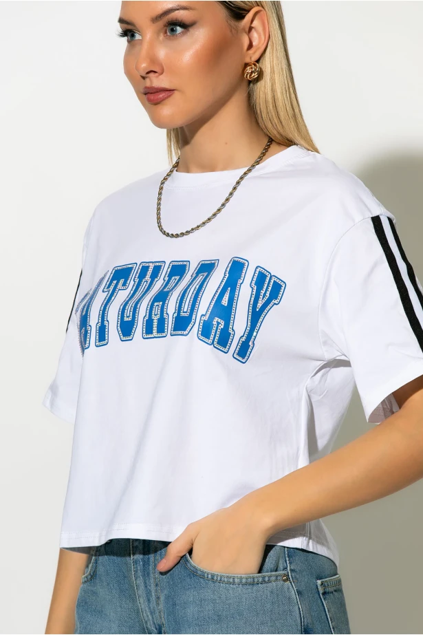 Cropped T-shirt με στάμπα saturday και ρίγες στα μανίκια λευκό