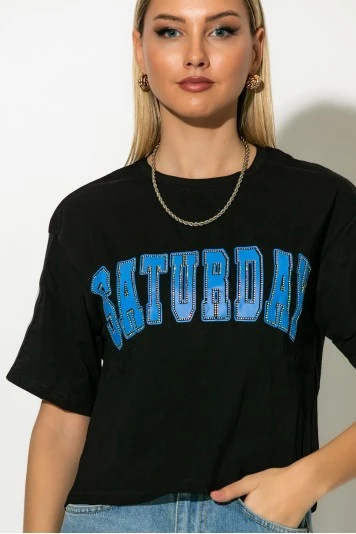 Cropped T-shirt με στάμπα saturday και ρίγες στα μανίκια μαύρο