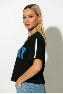 Cropped T-shirt με στάμπα saturday και ρίγες στα μανίκια μαύρο Cropped T-shirt με στάμπα saturday και ρίγες στα μανίκια μαύρο