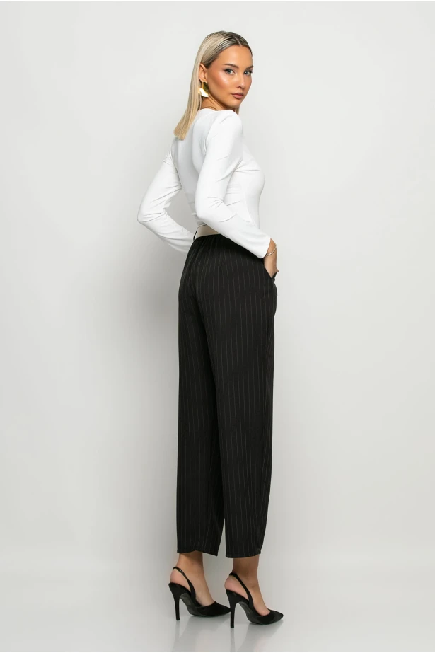 Loose fit παντελόνι ριγέ με λάστιχο στην μέση μαύρο Loose fit παντελόνι ριγέ με λάστιχο στην μέση μαύρο