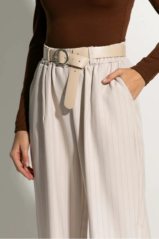 Loose fit παντελόνι ριγέ με λάστιχο στην μέση μπεζ Loose fit παντελόνι ριγέ με λάστιχο στην μέση μπεζ