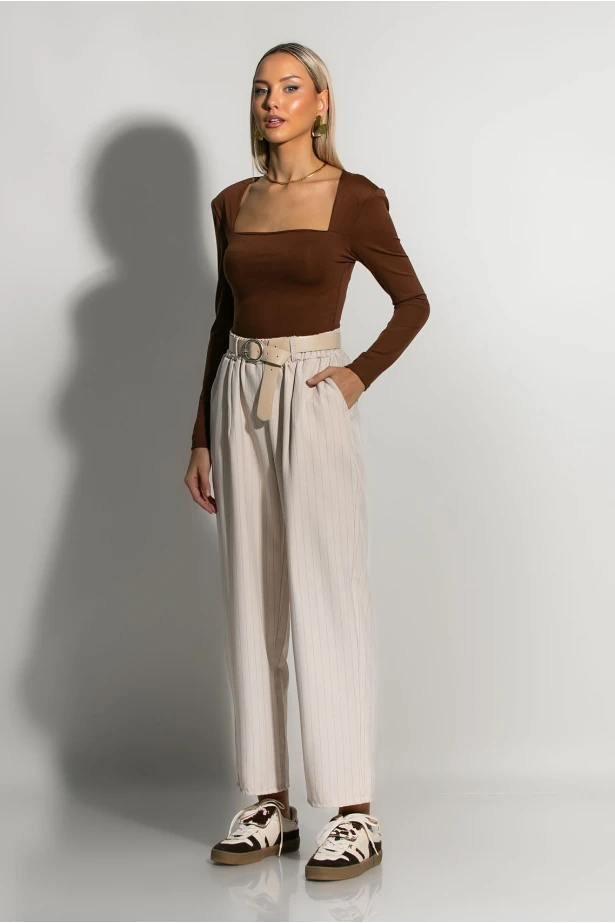 Loose fit παντελόνι ριγέ με λάστιχο στην μέση μπεζ Loose fit παντελόνι ριγέ με λάστιχο στην μέση μπεζ