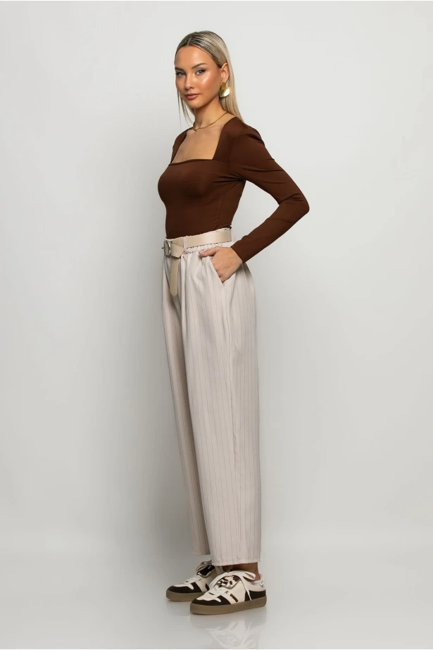 Loose fit παντελόνι ριγέ με λάστιχο στην μέση μπεζ Loose fit παντελόνι ριγέ με λάστιχο στην μέση μπεζ