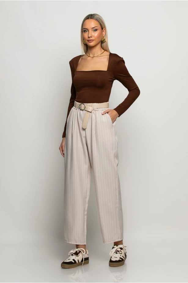 Loose fit παντελόνι ριγέ με λάστιχο στην μέση μπεζ Loose fit παντελόνι ριγέ με λάστιχο στην μέση μπεζ