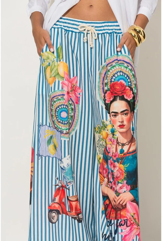 Παντελόνα ριγέ με print frida σιέλ