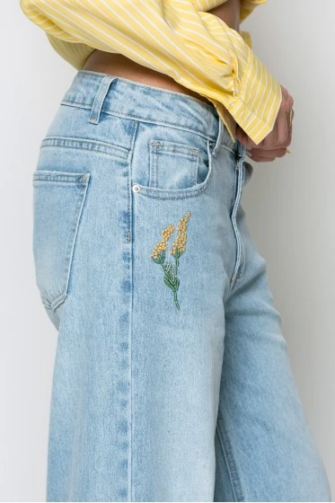Jean wide leg με κεντητά flower σχέδια μπλε ανοιχτό