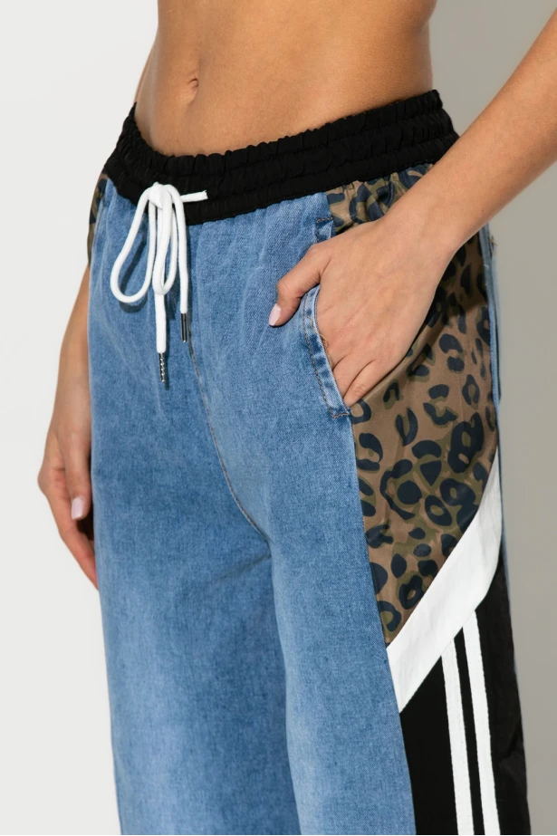 Wide leg jean παντελόνι με λεοπάρ και fly λεπτομέρειες μαύρο Wide leg jean παντελόνι με λεοπάρ και fly λεπτομέρειες μαύρο