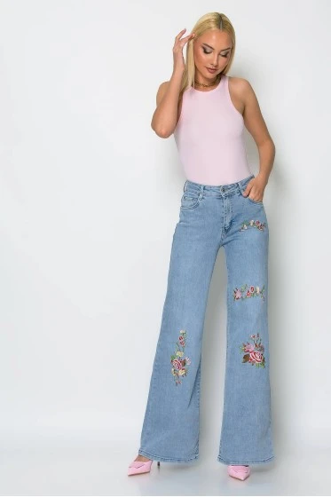Jean wide leg με κεντητά flower σχεδια μπλε ανοιχτό