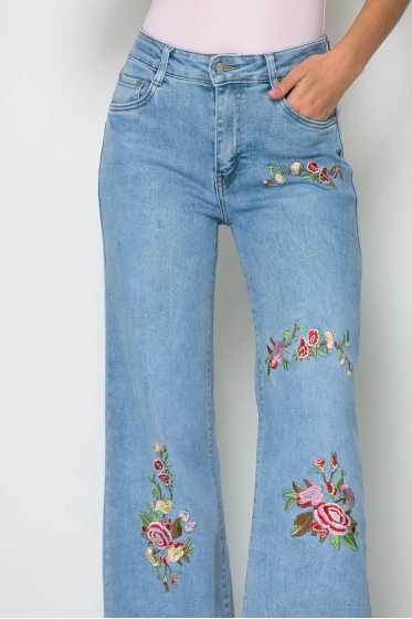 Jean wide leg με κεντητά flower σχεδια μπλε ανοιχτό