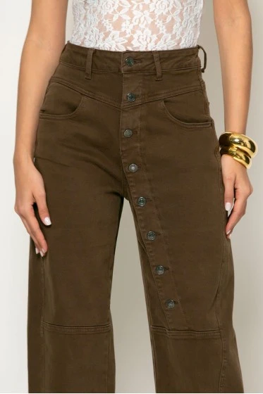 Jean straight leg με ασύμμετρο σχέδιο από κουμπιά καφέ