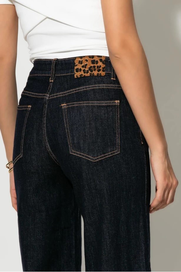 Jean mom fit με λεοπάρ λεπτομέρεια πίσω μπλε ντένιμ Jean mom fit με λεοπάρ λεπτομέρεια πίσω μπλε ντένιμ