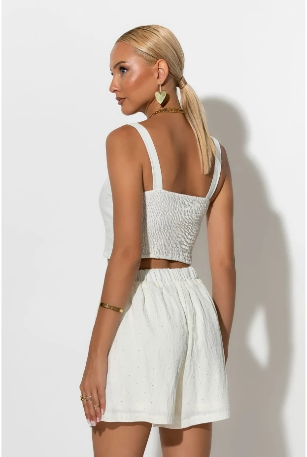 Σετ crop top με σφηγκοφωλιά πίσω και σορτς με στρας λευκό