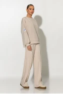 Σετ παντελόνα και oversized μπλούζα με pach στο μανίκι μπεζ Σετ παντελόνα και oversized μπλούζα με pach στο μανίκι μπεζ