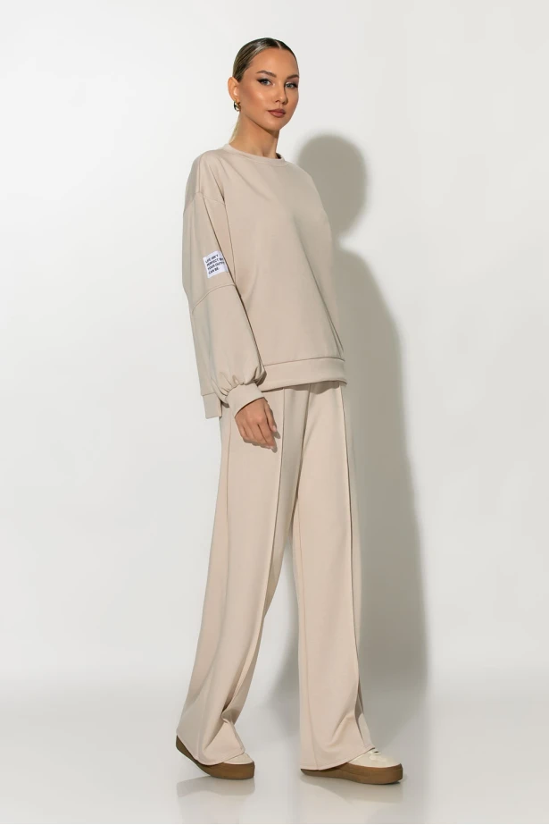 Σετ παντελόνα και oversized μπλούζα με pach στο μανίκι μπεζ Σετ παντελόνα και oversized μπλούζα με pach στο μανίκι μπεζ