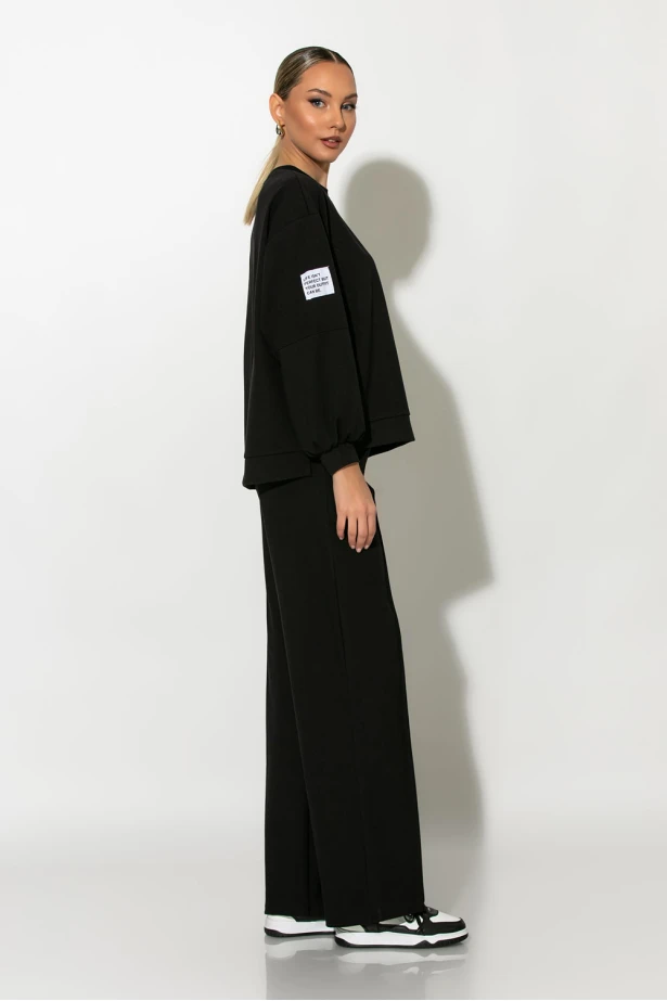 Σετ παντελόνα και oversized μπλούζα με pach στο μανίκι μαύρο Σετ παντελόνα και oversized μπλούζα με pach στο μανίκι μαύρο