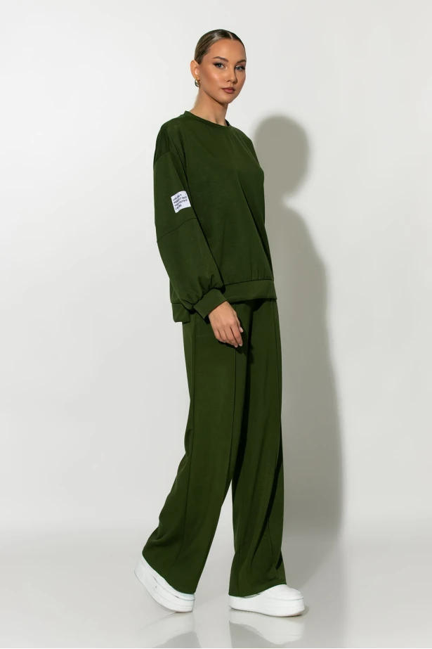 Σετ παντελόνα και oversized μπλούζα με pach στο μανίκι χακί Σετ παντελόνα και oversized μπλούζα με pach στο μανίκι χακί