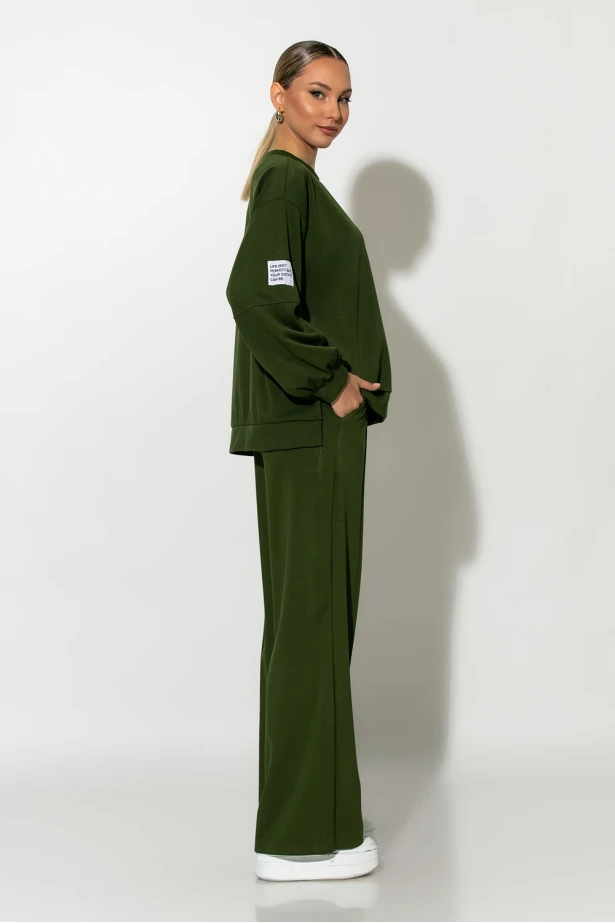 Σετ παντελόνα και oversized μπλούζα με pach στο μανίκι χακί Σετ παντελόνα και oversized μπλούζα με pach στο μανίκι χακί