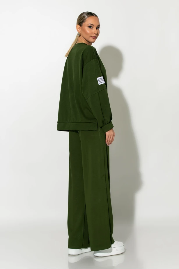 Σετ παντελόνα και oversized μπλούζα με pach στο μανίκι χακί Σετ παντελόνα και oversized μπλούζα με pach στο μανίκι χακί