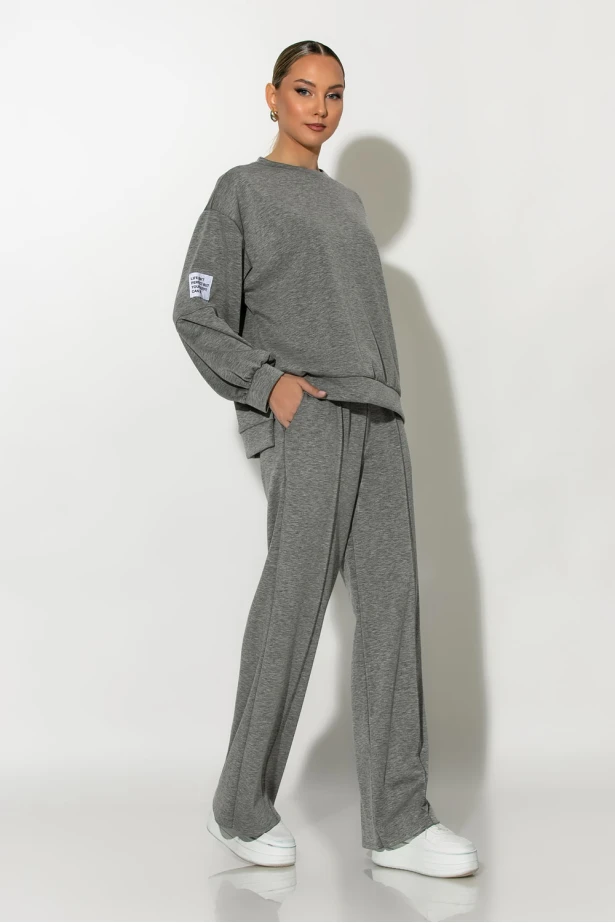 Σετ παντελόνα και oversized μπλούζα με pach στο μανίκι γκρι Σετ παντελόνα και oversized μπλούζα με pach στο μανίκι γκρι