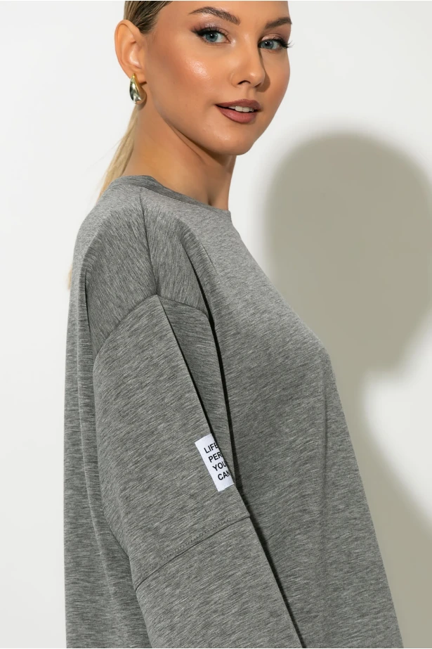 Σετ παντελόνα και oversized μπλούζα με pach στο μανίκι γκρι Σετ παντελόνα και oversized μπλούζα με pach στο μανίκι γκρι