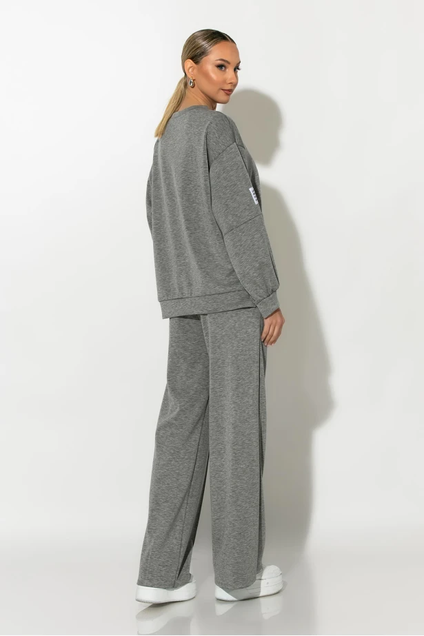 Σετ παντελόνα και oversized μπλούζα με pach στο μανίκι γκρι Σετ παντελόνα και oversized μπλούζα με pach στο μανίκι γκρι