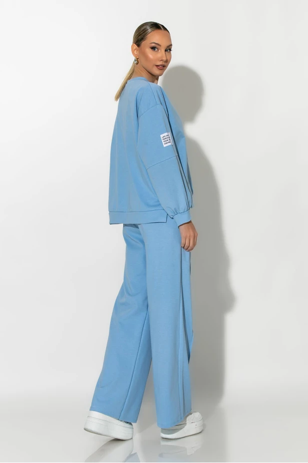 Σετ παντελόνα και oversized μπλούζα με pach στο μανίκι σιέλ Σετ παντελόνα και oversized μπλούζα με pach στο μανίκι σιέλ