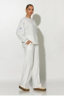 Σετ παντελόνα και oversized μπλούζα με pach στο μανίκι λευκό Σετ παντελόνα και oversized μπλούζα με pach στο μανίκι λευκό