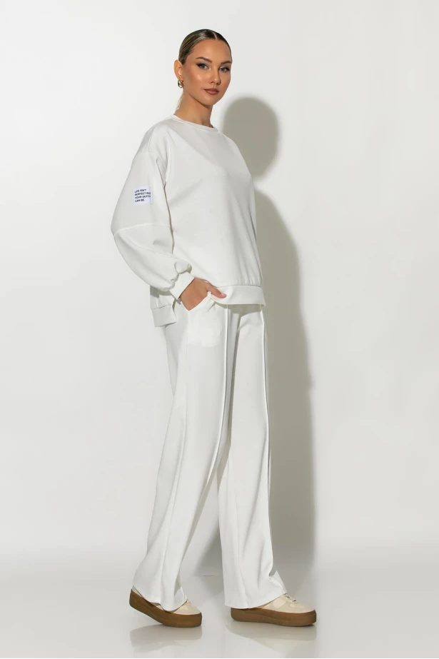 Σετ παντελόνα και oversized μπλούζα με pach στο μανίκι λευκό Σετ παντελόνα και oversized μπλούζα με pach στο μανίκι λευκό