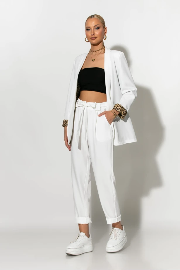 Σετ blazer με λεοπάρ φόδρα και παντελόνι με ζωνάκι λευκό Σετ blazer με λεοπάρ φόδρα και παντελόνι με ζωνάκι λευκό