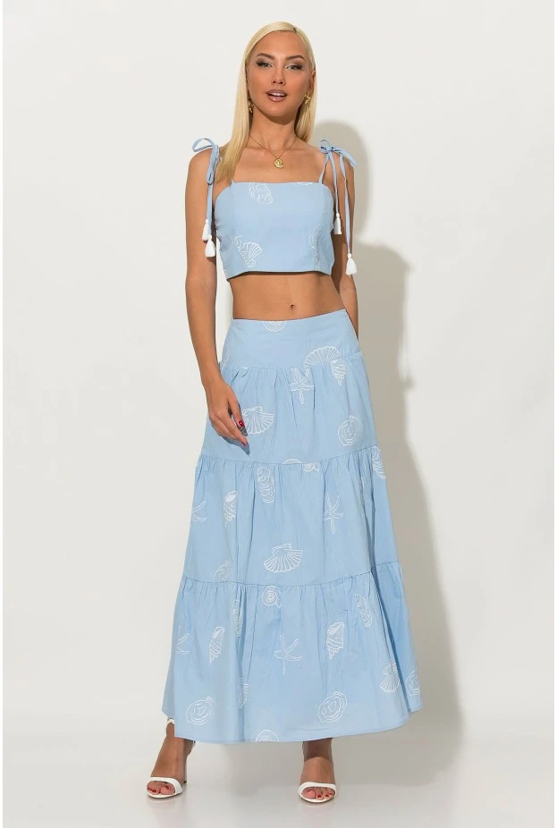 Σετ φούστα και crop top με δέσιμο στους ώμους και σφηγκοφωλία πίσω με κεντητά κοχύλια σιέλ