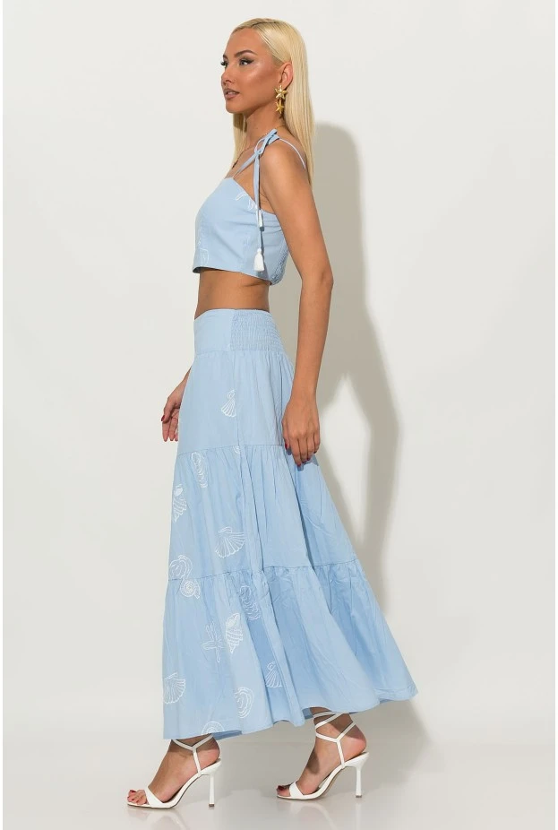 Σετ φούστα και crop top με δέσιμο στους ώμους και σφηγκοφωλία πίσω με κεντητά κοχύλια σιέλ