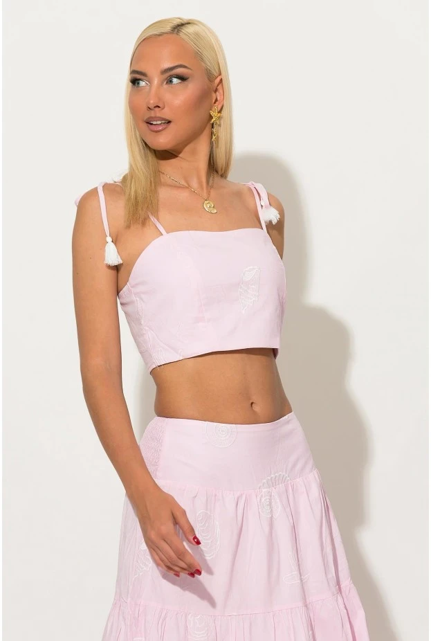 Σετ φούστα και crop top με δέσιμο στους ώμους και σφηγκοφωλία πίσω με κεντητά κοχύλια ροζ