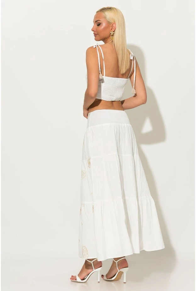 Σετ φούστα και crop top με δέσιμο στους ώμους και σφηγκοφωλία πίσω με κεντητά κοχύλια λευκό-χρυσό