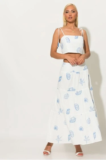 Σετ φούστα και crop top με δέσιμο στους ώμους και σφηγκοφωλία πίσω με κεντητά κοχύλια σιέλ
