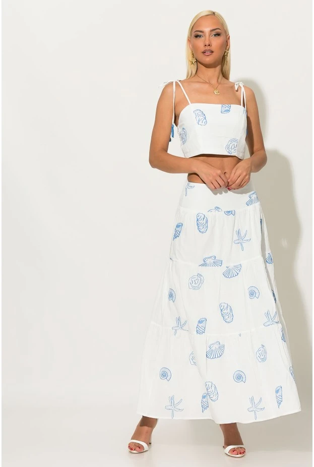 Σετ φούστα και crop top με δέσιμο στους ώμους και σφηγκοφωλία πίσω με κεντητά κοχύλια λευκό-σιέλ