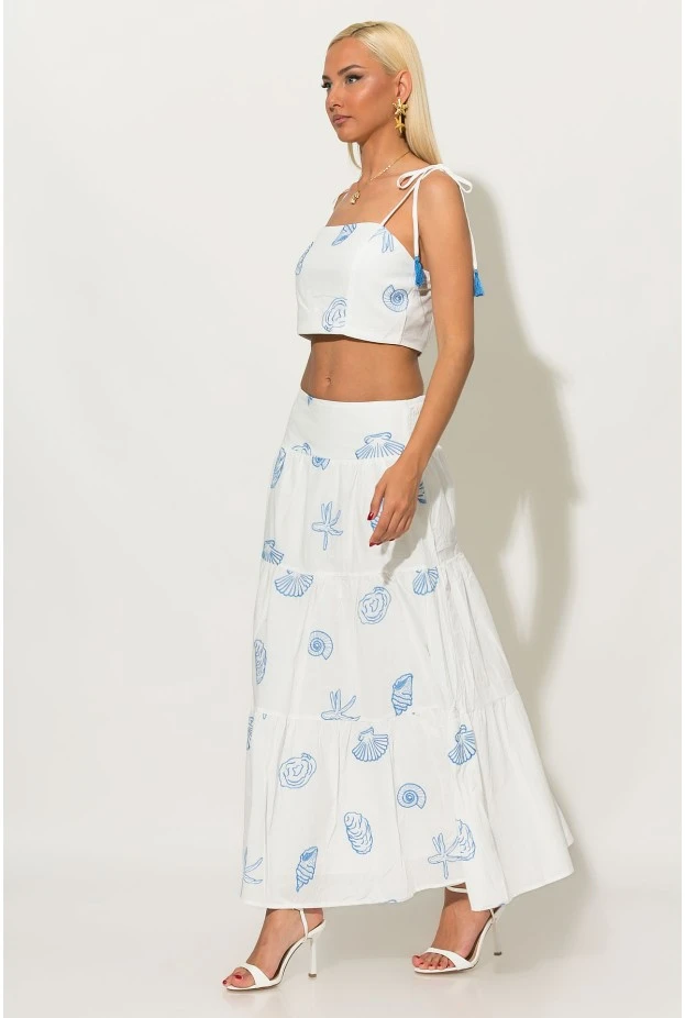 Σετ φούστα και crop top με δέσιμο στους ώμους και σφηγκοφωλία πίσω με κεντητά κοχύλια λευκό-σιέλ