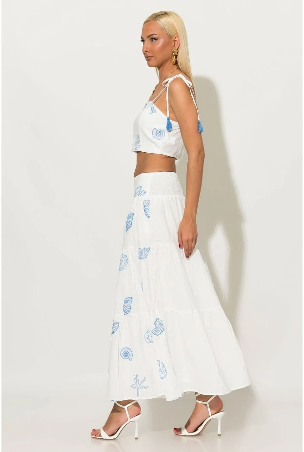 Σετ φούστα και crop top με δέσιμο στους ώμους και σφηγκοφωλία πίσω με κεντητά κοχύλια λευκό-σιέλ